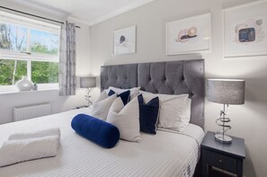 3 bedrooms, iron/ironing board, free WiFi, bed sheets - Modern 3-Bed Home in Milton Keynes with Parking (Medbourne)
