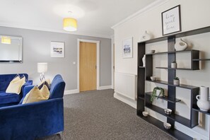 TV - Modern 3-Bed Home in Milton Keynes with Parking (Medbourne)