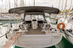 Marina - Sun-Kissed Sailing Adventure in Islas Sarónicas (Alimos)