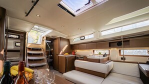 Een compact, goed verlicht interieur met een kitchenette, zithoek en een raam met uitzicht.