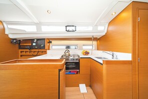 Private kitchen - Sun-Kissed Sailing Adventure in the Dodecanese Islands (Kos)