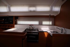 Private kitchen - Sun-Kissed Sailing Adventure in Islas Sarónicas (Alimos)