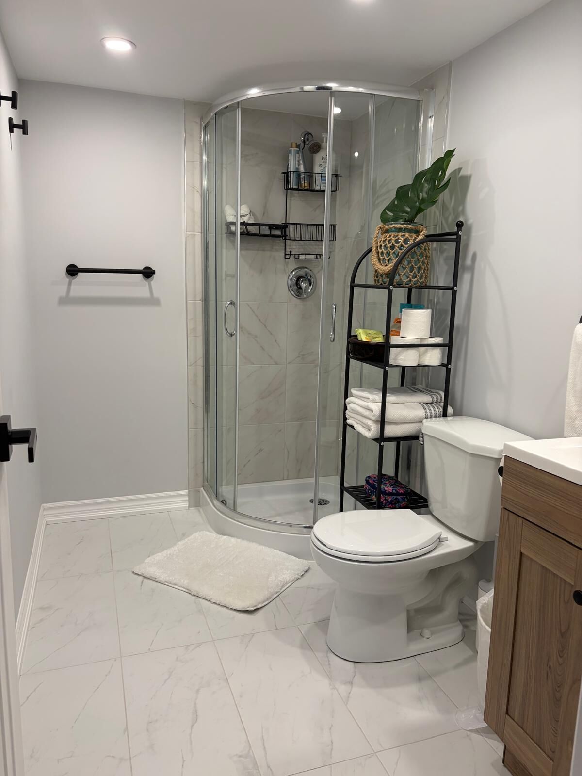 Douche, sèche-cheveux, serviettes fournies, savon