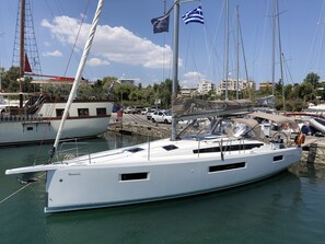 Marina - Sun-Kissed Sailing Adventure in Islas Sarónicas (Alimos)