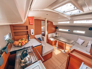 Interior - Sun-Kissed Sailing Adventure in Islas Sarónicas (Alimos)
