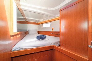 4 bedrooms, in-room safe - Sun-Kissed Sailing Adventure in Islas Sarónicas (Alimos)