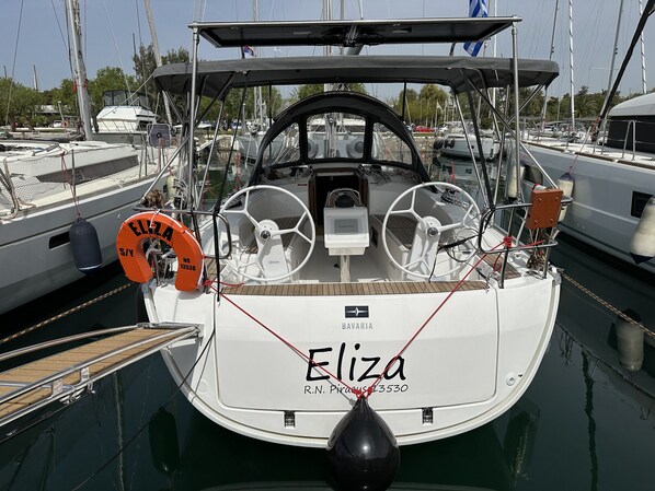 Un voilier baptisé « Eliza » était amarré dans une marina, et on pouvait apercevoir plusieurs autres bateaux en arrière-plan.