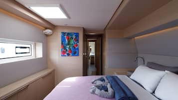 4 chambres, coffres-forts dans les chambres, fer et planche à repasser