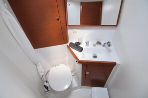 Shower - Sun-Kissed Sailing Adventure in Islas Sarónicas (Alimos)