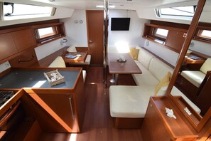 Interior - Sun-Kissed Sailing Adventure in Islas Sarónicas (Alimos)