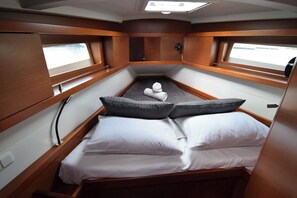 2 bedrooms, in-room safe - Sun-Kissed Sailing Adventure in Islas Sarónicas (Alimos)