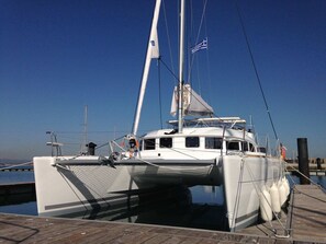 Marina - Sun-Kissed Sailing Adventure in Islas Sarónicas (Alimos)