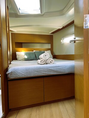 2 bedrooms - Sun-Kissed Sailing Adventure in Islas Sarónicas (Alimos)