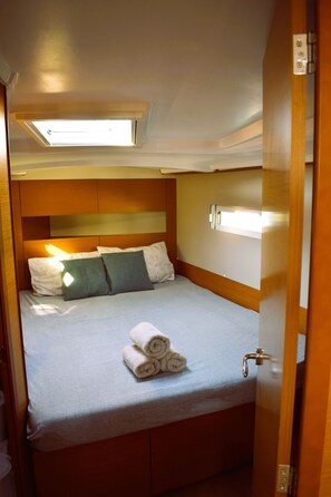 2 bedrooms - Sun-Kissed Sailing Adventure in Islas Sarónicas (Alimos)