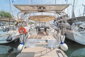 Marina - Sun-Kissed Sailing Adventure in Islas Sarónicas (Alimos)