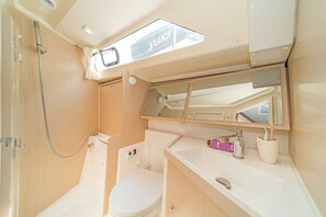 Shower - Sun-Kissed Sailing Adventure in Islas Sarónicas (Alimos)