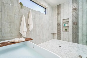Haartrockner, Handtücher, Seife, Toilettenpapier