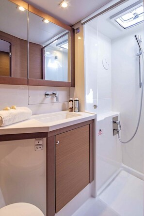 Shower - Sun-Kissed Sailing Adventure in Islas Sarónicas (Alimos)