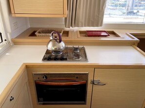 Private kitchen - Sun-Kissed Sailing Adventure in Islas Sarónicas (Alimos)