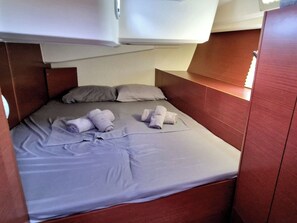 5 bedrooms, in-room safe - Sun-Kissed Sailing Adventure in the Saronic Islands (Laurium)