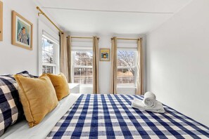 7 bedrooms, iron/ironing board, WiFi, bed sheets - 450 ft to Raycroft Beach, Game Room, Dog Friendly! (Dennis)