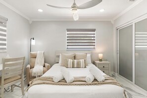 2 bedrooms, desk, free WiFi, bed sheets - Modern home with Jacuzzi/ Near Siesta Key Beach (Sarasota)
