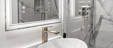 Douche, séchoir à cheveux, serviettes fournies, savon