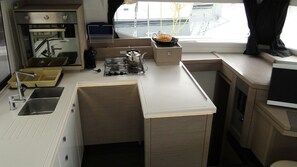 Private kitchen - Sun-Kissed Sailing Adventure in Islas Sarónicas (Alimos)