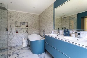 Shower, jetted bath, hair dryer, towels - Villa with separate guesthouse with panoramic view (Montauroux)