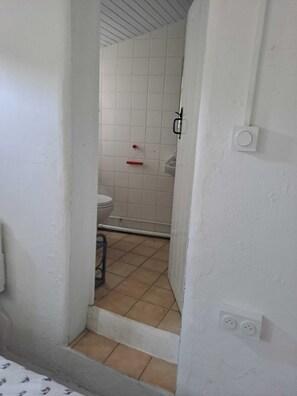Een douche, een haardroger, handdoeken