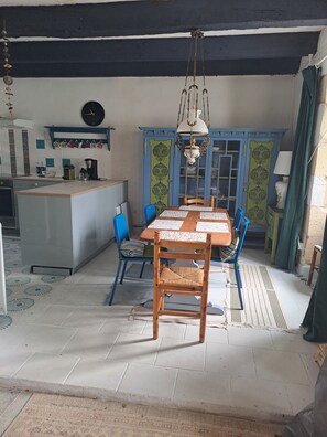 Dining - 4 kms from Beaumont du Périgord House with terrace. Pets allowed (Beaumontois en Périgord)