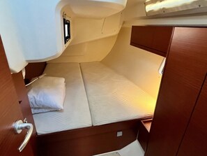 2 bedrooms, in-room safe - Sun-Kissed Sailing Adventure in the Saronic Islands (Laurium)