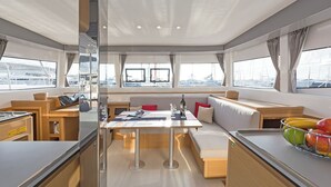 Ein modernes Interieur mit Essbereich, Sitzgelegenheiten und Blick auf den Hafen.