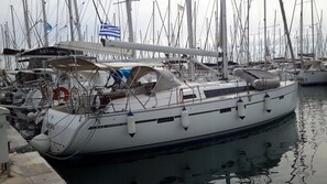 A marina with multiple sailboats docked. - Sun-Kissed Sailing Adventure in Islas Sarónicas (Alimos)