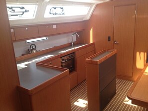 Private kitchen - Sun-Kissed Sailing Adventure in Islas Sarónicas (Alimos)
