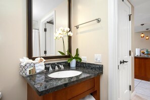 Regadera y amenidades de baño de diseñador 