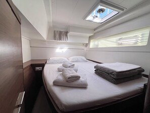4 bedrooms, in-room safe - Sun-Kissed Sailing Adventure in Islas Sarónicas (Alimos)