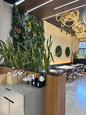Een modern interieur met houten plantenbakken, een bar en zitplaatsen.