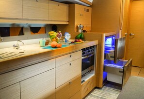 Private kitchen - Sun-Kissed Sailing Adventure in the Ionian Islands, Lefkada (Lefkada)