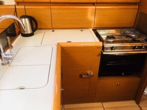 Private kitchen - Sun-Kissed Sailing Adventure in Islas Sarónicas (Alimos)