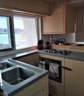 Private kitchen - Sun-Kissed Sailing Adventure in Islas Sarónicas (Alimos)