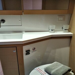 Shower - Sun-Kissed Sailing Adventure in Islas Sarónicas (Alimos)