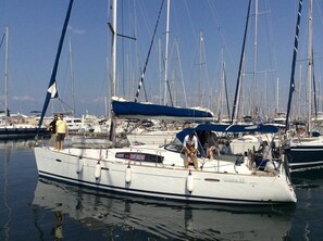 Marina - Sun-Kissed Sailing Adventure in Islas Sarónicas (Alimos)