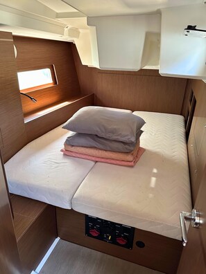 4 bedrooms - Sun-Kissed Sailing Adventure in Islas Sarónicas (Alimos)