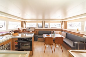Private kitchen - Sun-Kissed Sailing Adventure in Islas Sarónicas (Alimos)