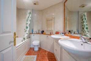 Bathroom - Stylish one bedroom in Chelsea (London)