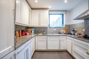 Private kitchen - Stylish one bedroom in Chelsea (London)