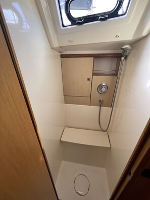 Shower - Sun-Kissed Sailing Adventure in Islas Sarónicas (Alimos)