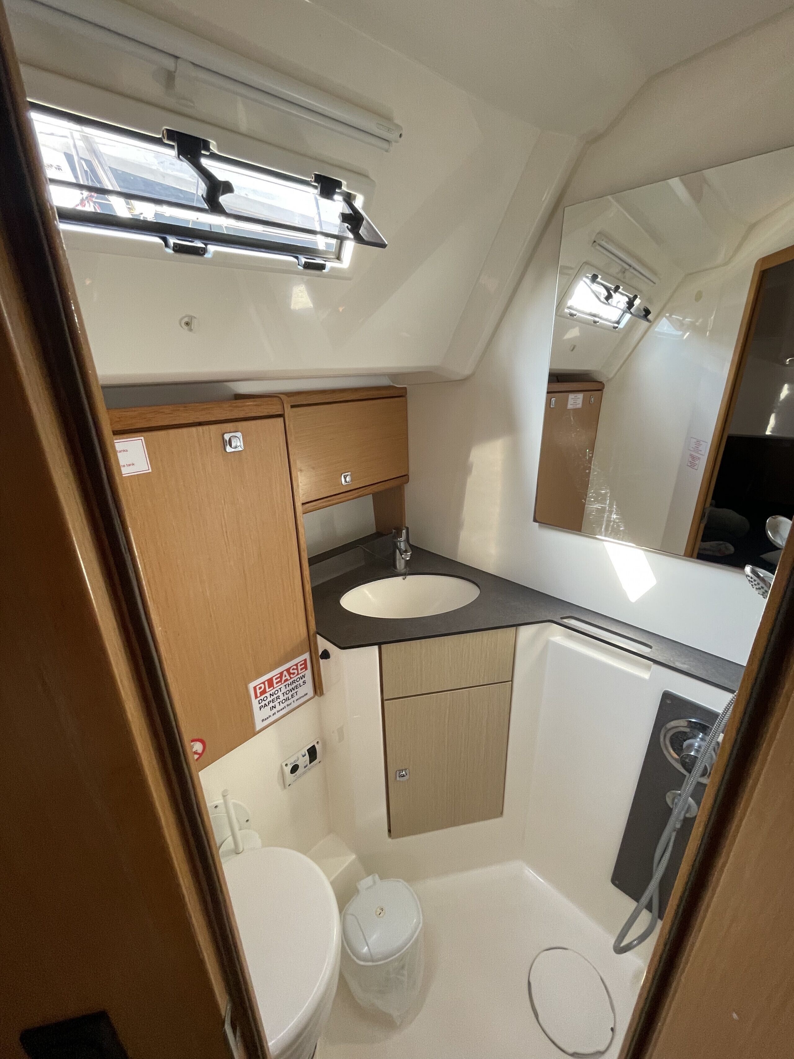 Une petite salle de bain comprenant un lavabo, des toilettes et une douche.
