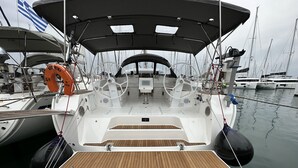 Ein Bootsdeck mit Steuer, Rettungsflossen und Holzboden.